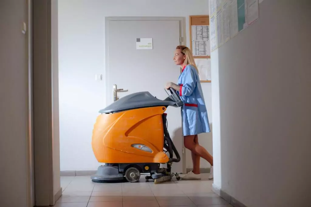 czyszczenie podłogi w biurowcu