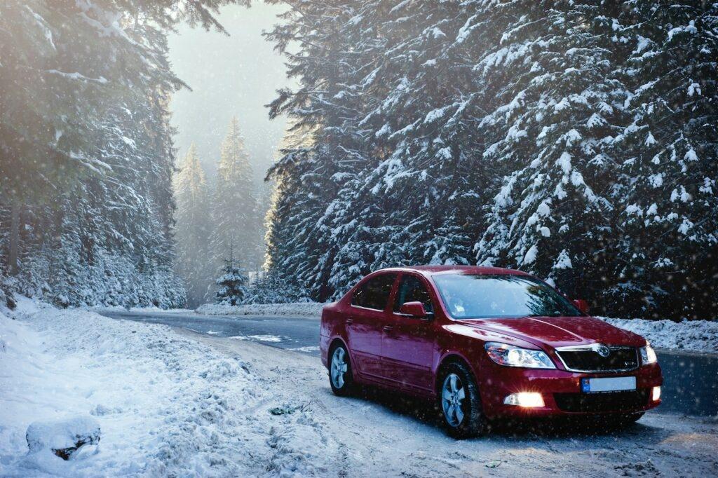 auto w zimowej scenerii